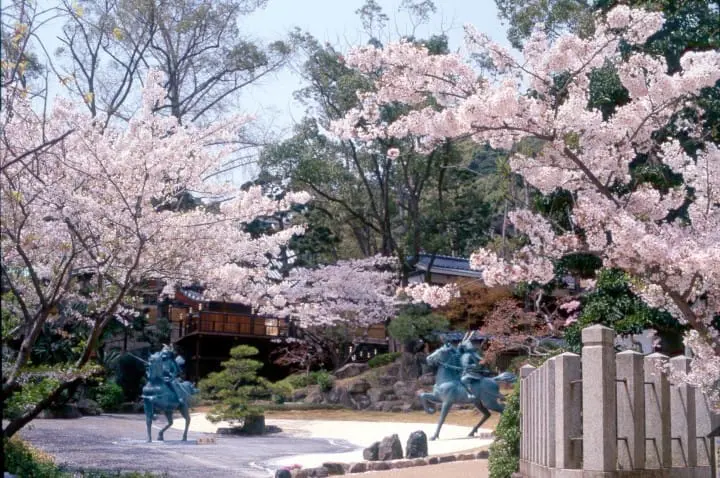 Visita el Templo Suma en Kobe - ¡Historia de Japón y estatuas inusuales!