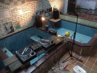 【京都】樓上就是刺青店！最顛覆常識的錢湯 「サウナの梅湯」