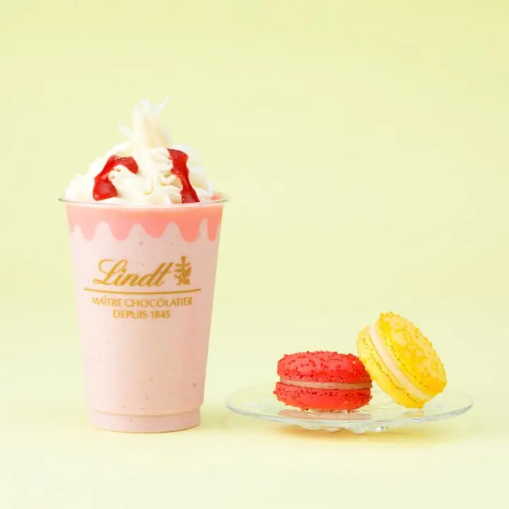 Lindt White Chocolate Strawberry Ice Drink With Refreshing Lemon