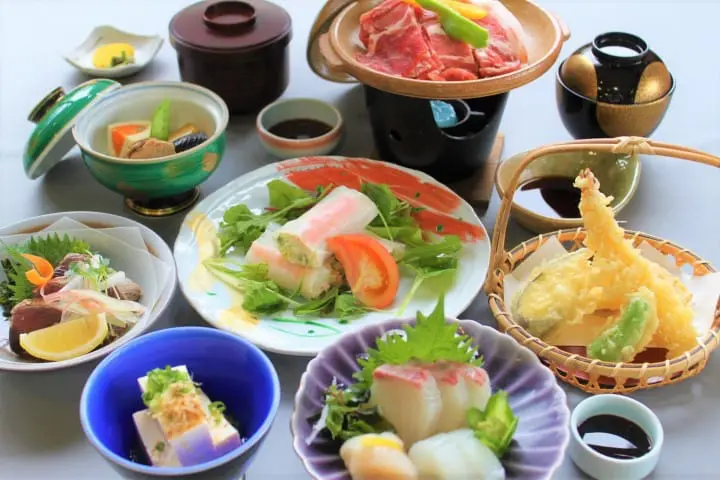 【香川】別世界へダイブ！神秘の大楠とアート・海ホタルを巡る志々島・粟島の1日旅