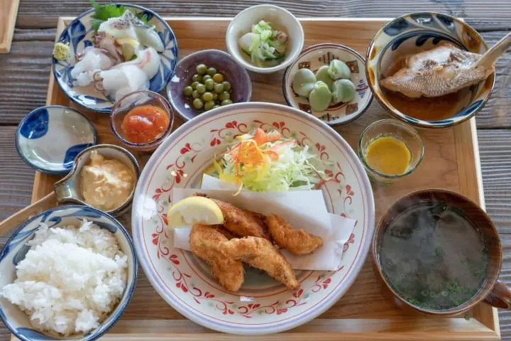 【香川】神秘の離島へ！大楠とウミホタル、アートを巡る志々島・粟島の1日旅