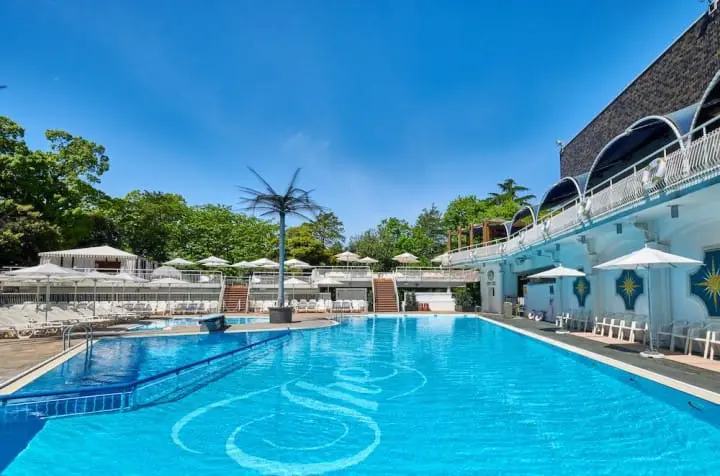 ナイトプールで夏を満喫！ おしゃれな都內のリゾート「ホテルニューオータニ東京」
