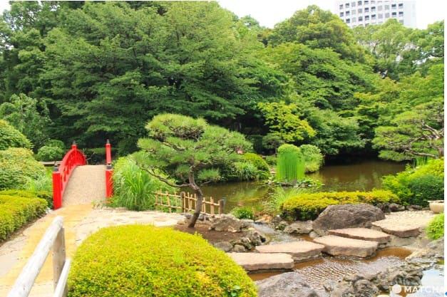 ナイトプールで夏を満喫！ おしゃれな都內のリゾート「ホテルニューオータニ東京」