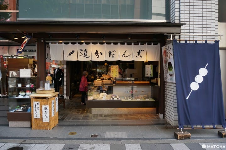 【新宿美食】去新宿御苑散策前必買!飄香70多年的烤糰子老店「追分糰子本舗」
