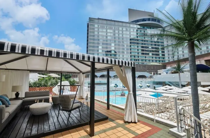 ナイトプールで夏を満喫！ おしゃれな都內のリゾート「ホテルニューオータニ」