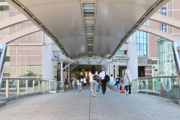 京王線聖蹟桜ヶ丘駅ビルから隣の商業施設