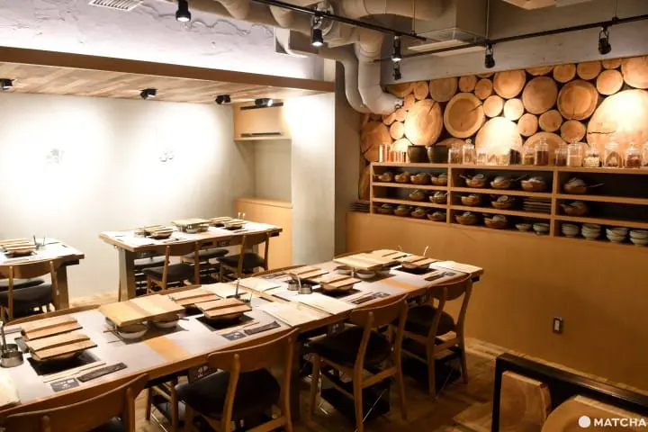 しゃぶしゃぶれたす涩谷店用餐环境有许多木材元素