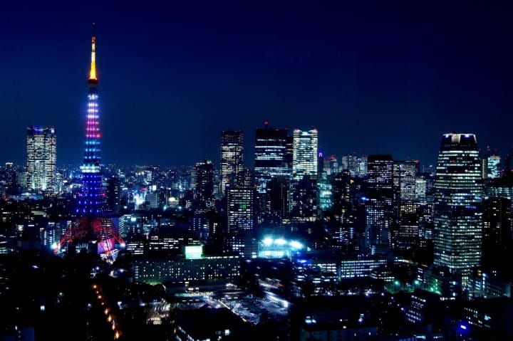在东京铁塔下大口畅饮吃饱赏夜景