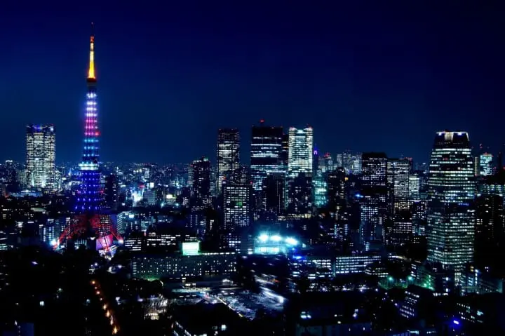 在东京铁塔下大口畅饮吃饱赏夜景