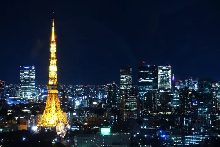 在东京铁塔下大口畅饮吃饱赏夜景