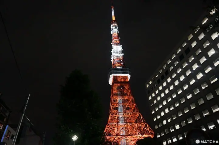 在东京铁塔下大口畅饮吃饱赏夜景