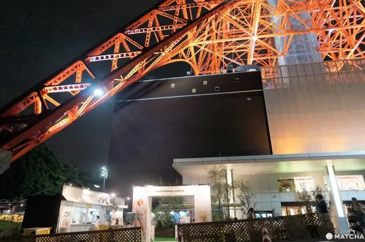 在东京铁塔下大口畅饮吃饱赏夜景