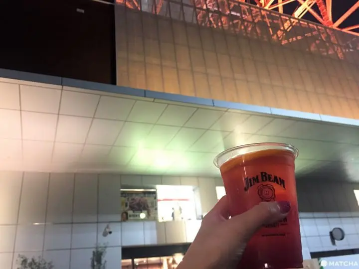 在东京铁塔下大口畅饮吃饱赏夜景