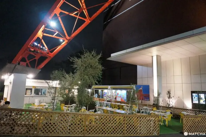 在东京铁塔下大口畅饮吃饱赏夜景