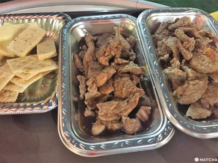 在东京铁塔下畅饮酒足饭饱登塔赏夜景