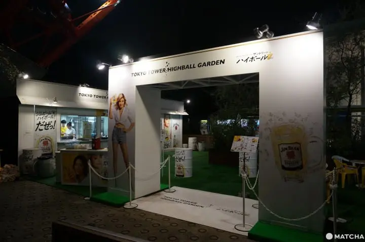 在东京铁塔下大口畅饮吃饱赏夜景