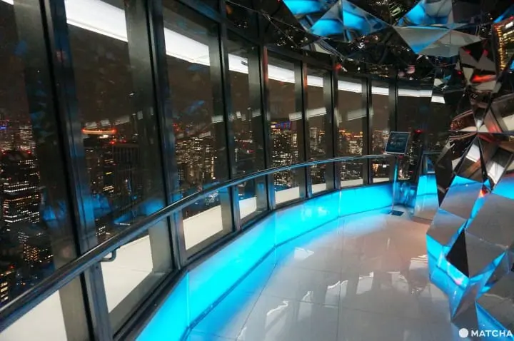 在东京铁塔下大口畅饮吃饱赏夜景