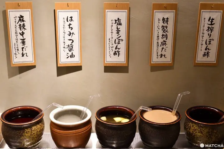 しゃぶしゃぶれたす酱料区有多种酱汁与配料