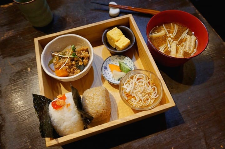 สัมผัสวิถีชีวิตสโลว์ไลฟ์มุมหนึ่งของโตเกียวและทัวร์กินของอร่อยด้วยการนั่งรถบัส!