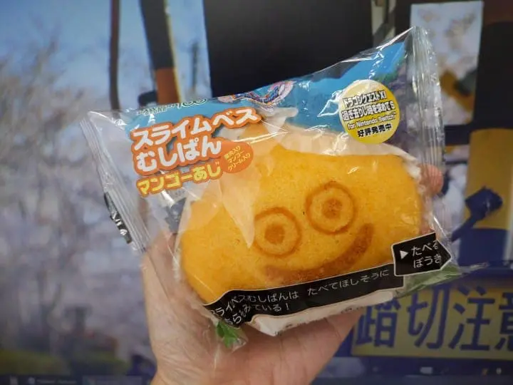 ขนมปังสไลม์จากร้าน Lawson Store 100