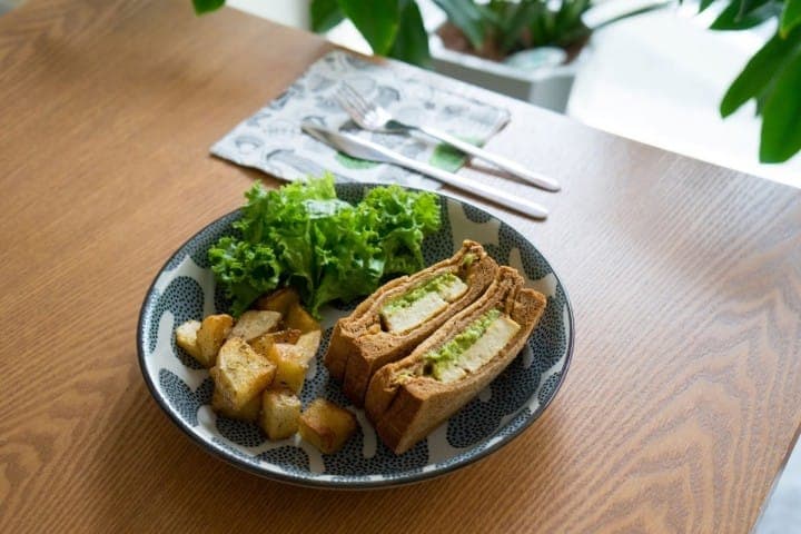 島豆腐とアボカドのサンドイッチ