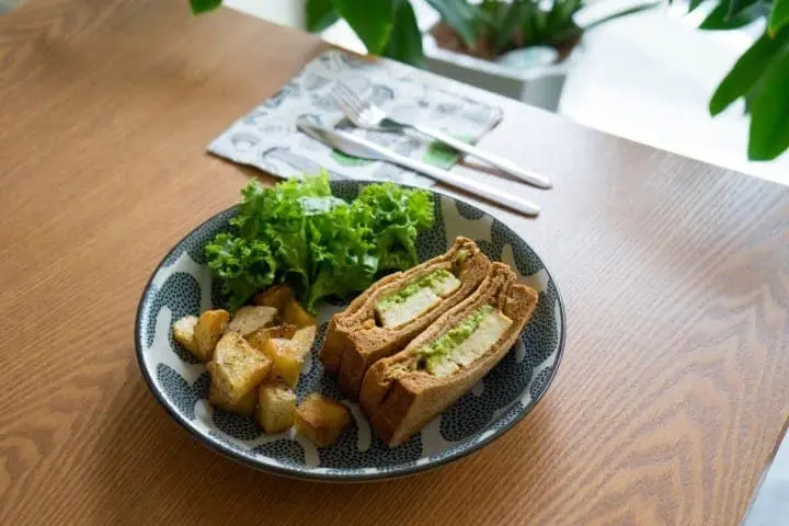 島豆腐とアボカドのサンドイッチ