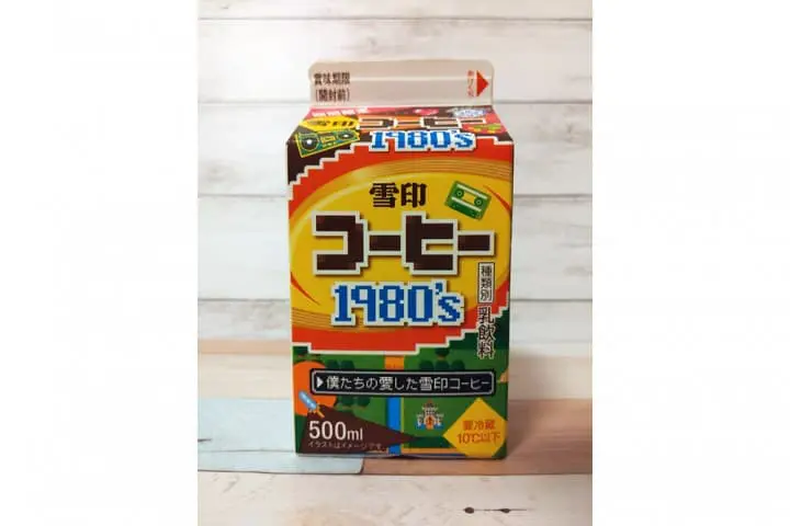 กาแฟเย็นกล่องรสดั้งเดิมกับแพ็กเกจลายเกม RPG 8 bit