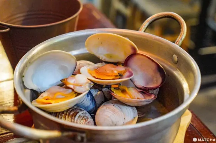 邻近新宿暖帘街（ほぼ新宿のれん街）_贝烧酒场カイフォルニア_酒蒸白蛤