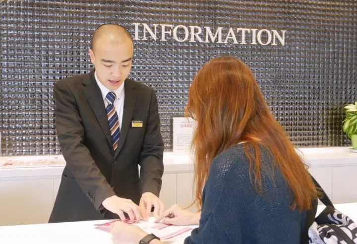 酒酒井OUTLETS服務人員