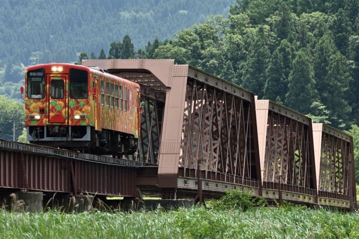 長井線荒砥站