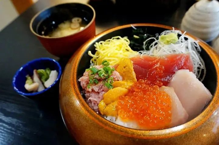 ทานปลามากุโร่อร่อยๆ ชมวิวทะเลสวยการันตีระดับโลก ด้วยตั๋วสุดคุ้ม