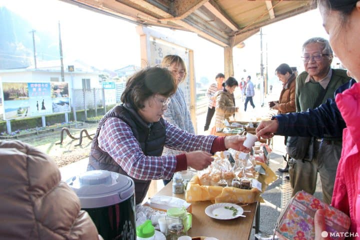 鹿兒島特色火車,沿著櫻島火山帶你走到百年車站 隼人之風