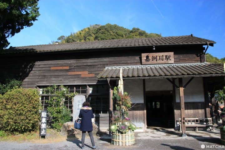 鹿兒島特色火車,沿著櫻島火山帶你走到百年車站 隼人之風