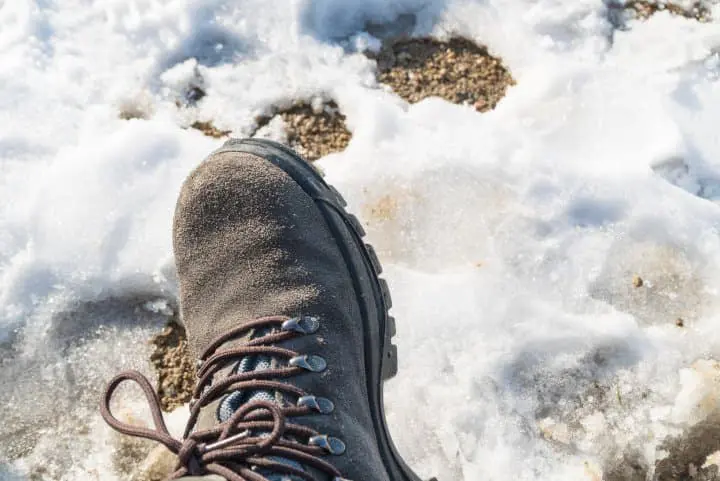 日本雪地自駕遊租車_注意事項_鞋子積雪