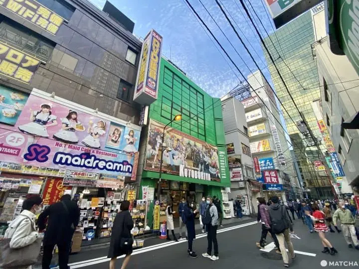 秋葉原壽屋本店前三岔路