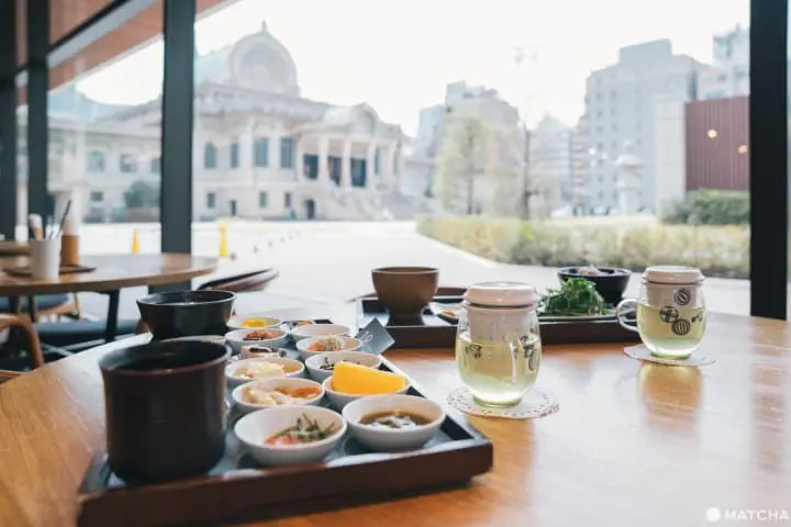 Colorful Cafe at Tsukiji Honganji's Cafe Tsumuji