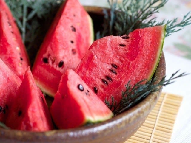 日本夏日大作戰必玩的團康遊戲:砸西瓜