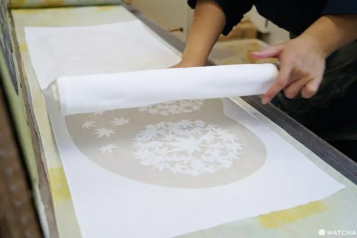 เรียนรู้วิธีย้อมสีผ้าแบบชูเซ็นบนเทะนุกุยที่ Tenukuri Studio