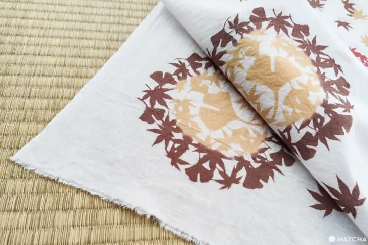 เรียนรู้วิธีย้อมสีผ้าแบบชูเซ็นบนเทะนุกุยที่ Tenukuri Studio