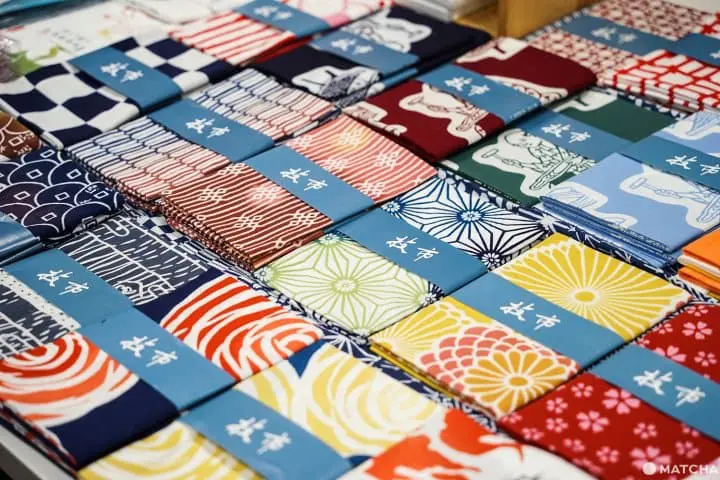 เรียนรู้วิธีย้อมสีผ้าแบบชูเซ็นบนเทะนุกุยที่ Tenukuri Studio