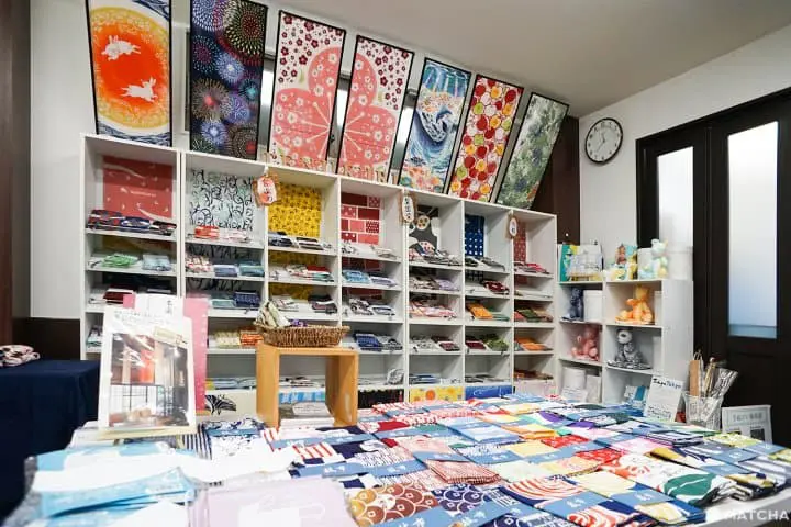 เรียนรู้วิธีย้อมสีผ้าแบบชูเซ็นบนเทะนุกุยที่ Tenukuri Studio