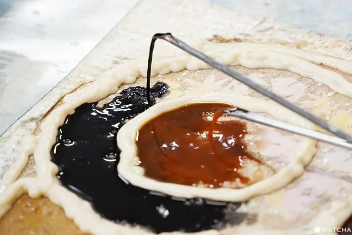 เรียนรู้วิธีย้อมสีผ้าแบบชูเซ็นบนเทะนุกุยที่ Tenukuri Studio