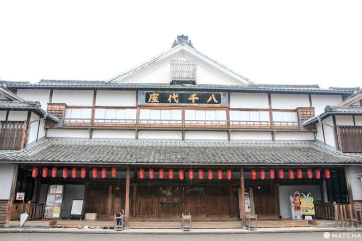 別忘記抬頭看廣告!熊本山鹿溫泉百年劇場「八千代座」