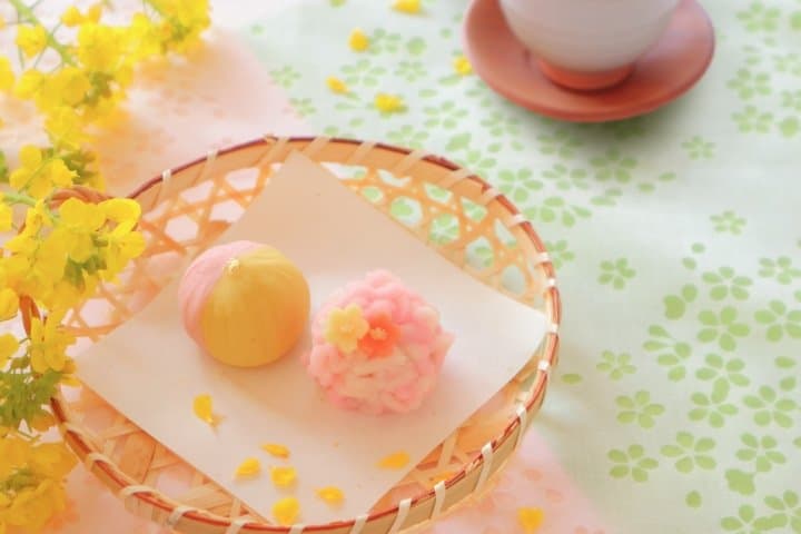 An Encyclopedia Of Japanese Sweets - Wagashi And Snacks