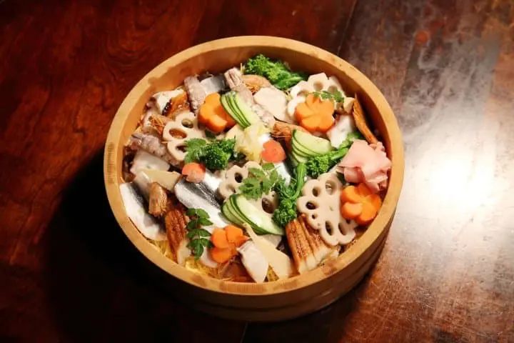 海鮮控注意﹗岡山冬日美食烤牡蠣祭、牡蠣燒餅與滿滿海鮮的散壽司