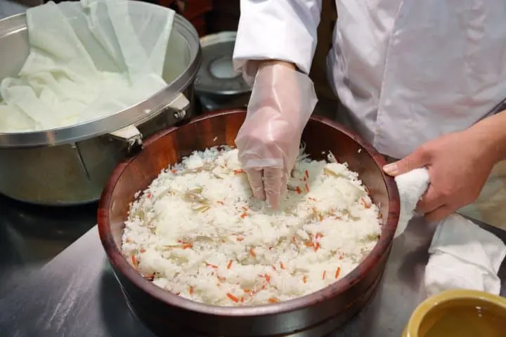 海鮮控注意﹗岡山冬日美食烤牡蠣祭、牡蠣燒餅與滿滿海鮮的散壽司