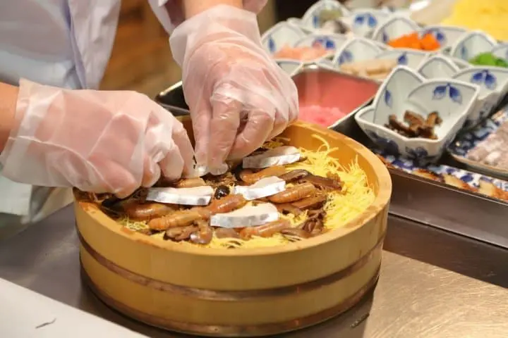 海鮮控注意﹗岡山冬日美食烤牡蠣祭、牡蠣燒餅與滿滿海鮮的散壽司