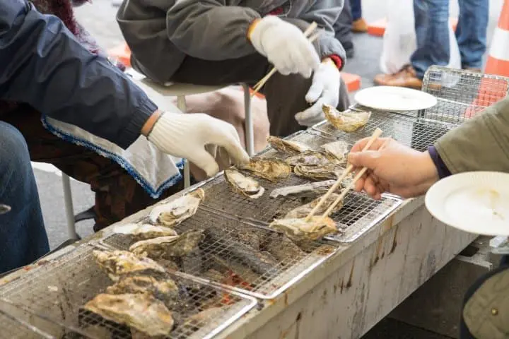 海鮮控注意﹗岡山冬日美食烤牡蠣祭、牡蠣燒餅與滿滿海鮮的散壽司