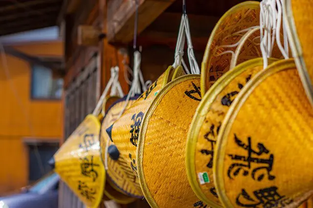 <ruby>合掌<rt>がっしょう</rt></ruby><ruby>造<rt>づく</rt></ruby>りの　<ruby>茅<rt>かや</rt></ruby><ruby>葺<rt>ぶ</rt></ruby>き<ruby>屋根<rt>やね</rt></ruby>を　<ruby>見<rt>み</rt></ruby>ることが　できる　<ruby>世界遺産<rt>せかいいさん</rt></ruby>(World Heritage)・<ruby>白川郷<rt>しらかわごう</rt></ruby>