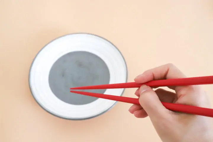人(ひと)に聞(き)くのはちょっと恥(は)ずかしい、お箸(はし)の持(も)ち方(かた)と基本(きほん)的(てき)なマナー５つ